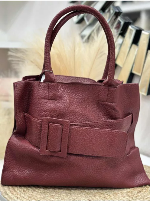 Nagyméretű, két részes, műbőr táska, levehető hosszúpánttal.