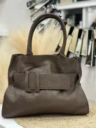 Nagyméretű, két részes, műbőr táska, levehető hosszúpánttal.