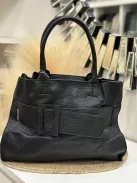 Nagyméretű, két részes, műbőr táska, levehető hosszúpánttal.