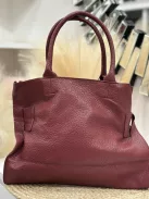 Nagyméretű, két részes, műbőr táska, levehető hosszúpánttal.