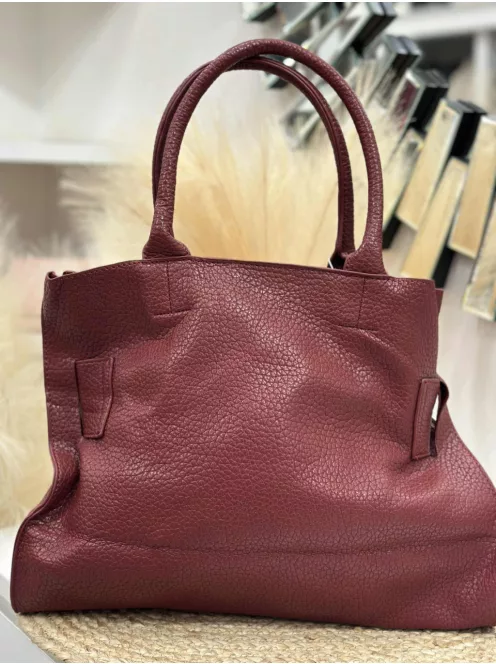 Nagyméretű, két részes, műbőr táska, levehető hosszúpánttal.