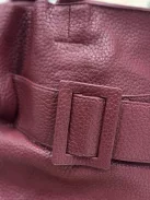 Nagyméretű, két részes, műbőr táska, levehető hosszúpánttal.