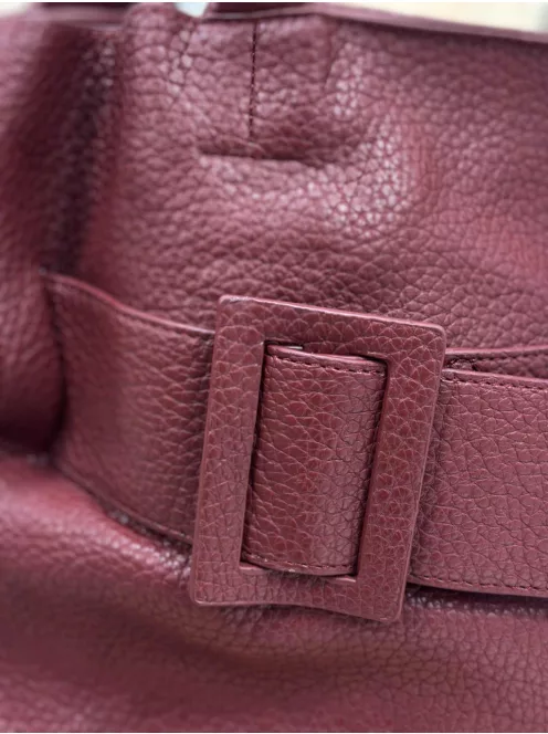 Nagyméretű, két részes, műbőr táska, levehető hosszúpánttal.