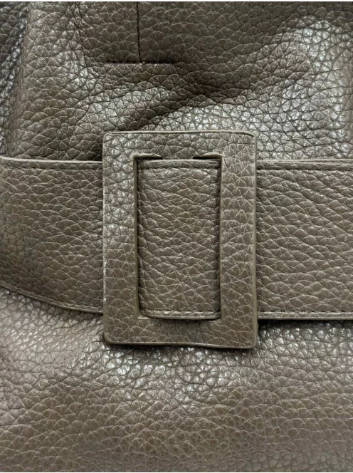 Nagyméretű, két részes, műbőr táska, levehető hosszúpánttal.