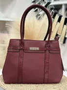 Műbőr, merev fazonú táska, levehető hosszúpánttal.