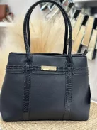 Műbőr, merev fazonú táska, levehető hosszúpánttal.