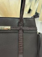 Műbőr, merev fazonú táska, levehető hosszúpánttal.