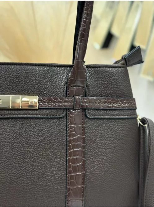 Műbőr, merev fazonú táska, levehető hosszúpánttal.