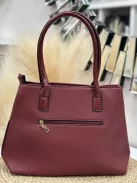 Műbőr, merev fazonú táska, levehető hosszúpánttal.