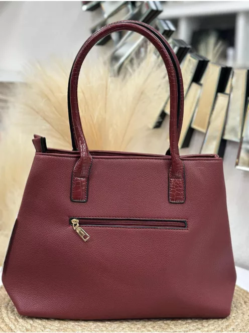 Műbőr, merev fazonú táska, levehető hosszúpánttal.