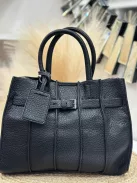 Műbőr, merev fazonú, két részes táska.