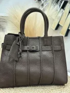 Műbőr, merev fazonú, két részes táska.