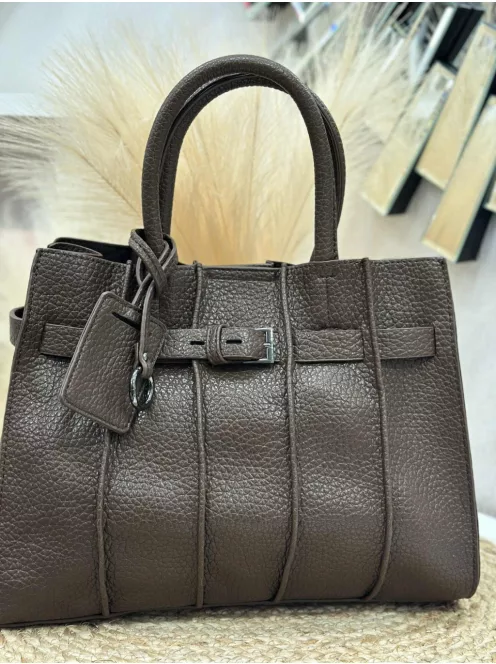 Műbőr, merev fazonú, két részes táska.