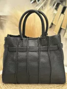 Műbőr, merev fazonú, két részes táska.