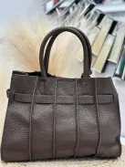 Műbőr, merev fazonú, két részes táska.