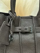 Műbőr, merev fazonú, két részes táska.