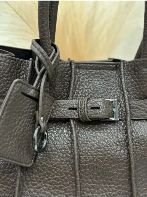 Műbőr, merev fazonú, két részes táska.