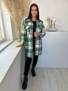 Oversize fazonú, béleletlen, nem rugalmas anyagú, gombos ingkabát. (S-L méretre ajánljuk.)