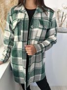 Oversize fazonú, béleletlen, nem rugalmas anyagú, gombos ingkabát. (S-L méretre ajánljuk.)