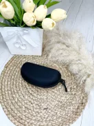 Merev, cipzáras szemüvegtok. Szélesség: 16cm, Magasság: 5 cm.