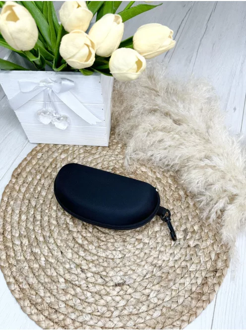 Merev, cipzáras szemüvegtok. Szélesség: 16cm, Magasság: 5 cm.