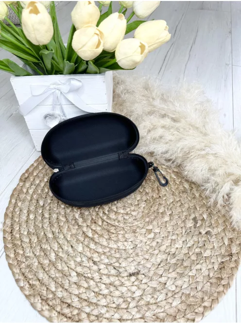 Merev, cipzáras szemüvegtok. Szélesség: 16cm, Magasság: 5 cm.