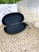 Merev, cipzáras szemüvegtok. Szélesség: 16cm, Magasság: 5 cm.