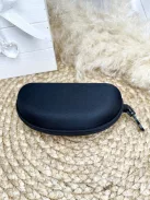 Merev, cipzáras szemüvegtok. Szélesség: 16cm, Magasság: 5 cm.