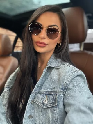   Fém keretes és szárú napszemüveg. UV védelemmel ellátott. A szemüveg és a lánc külön kapható!