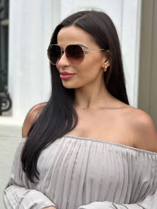   Fém keretes és szárú napszemüveg. UV védelemmel ellátott.