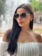 Fém keretes és szárú napszemüveg. UV védelemmel ellátott.