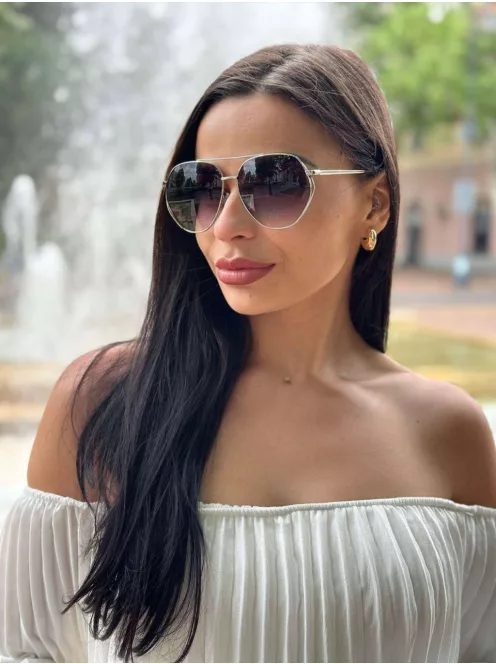 Fém keretes és szárú napszemüveg. UV védelemmel ellátott.