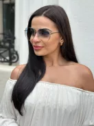 Fém keretes és szárú napszemüveg. UV védelemmel ellátott.