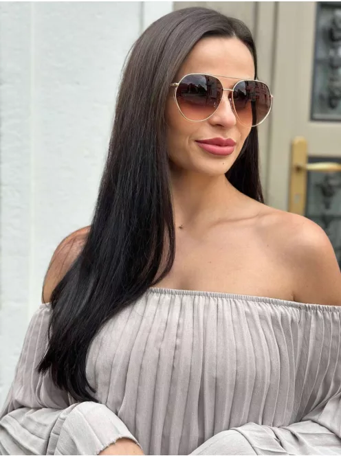 Fém keretes és szárú napszemüveg. UV védelemmel ellátott.