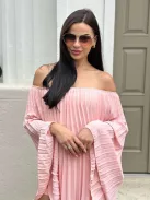 Fém keretes és szárú napszemüveg. UV védelemmel ellátott.