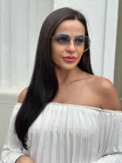 Fém keretes és szárú napszemüveg. UV védelemmel ellátott.