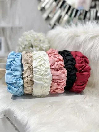 Szatén hatású, vastag, húzott hajpánt.