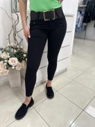 Rugalmas anyagú, normál derekú, zsebes, tavaszi farmer övvel. A Modell S méretet visel. (XS-XL méretekben.)