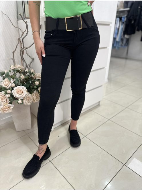 Rugalmas anyagú, normál derekú, zsebes, tavaszi farmer övvel. A Modell S méretet visel. (XS-XL méretekben.)