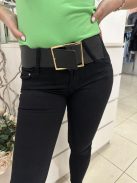 Rugalmas anyagú, normál derekú, zsebes, tavaszi farmer övvel. A Modell S méretet visel. (XS-XL méretekben.)