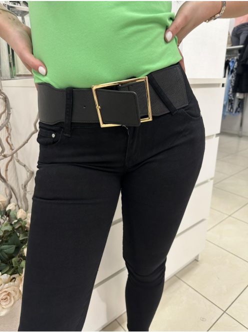 Rugalmas anyagú, normál derekú, zsebes, tavaszi farmer övvel. A Modell S méretet visel. (XS-XL méretekben.)