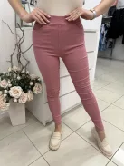 Rugalmas anyagú, magas, gumis derekú, zsebes, tavaszi nadrág. A Modell L/XL méretet visel.