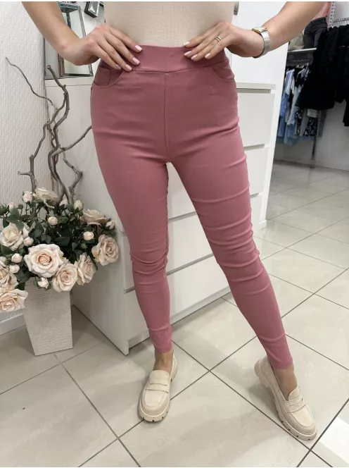 Rugalmas anyagú, magas, gumis derekú, zsebes, tavaszi nadrág. A Modell L/XL méretet visel.