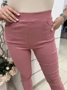 Rugalmas anyagú, magas, gumis derekú, zsebes, tavaszi nadrág. A Modell L/XL méretet visel.