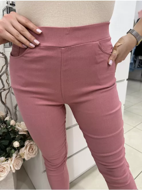 Rugalmas anyagú, magas, gumis derekú, zsebes, tavaszi nadrág. A Modell L/XL méretet visel.