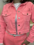 Rugalmas, szaggatott farmerkabát