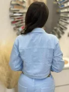 Rugalmas, szaggatott farmerkabát