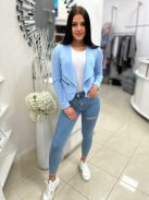 Rugalmas anyagú, béleletlen, zsebes blézer. (S-L méretre ajánljuk.)