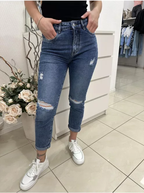 NEM RUGALMAS anyagú, szaggatott, normál derekú, zsebes, mom fit fazonú farmernadrág. VIGYÁZZ KIS MÉRETEZÉS! A Modell L méretet visel. (Egy vagy két mérettel nagyobbat ajánlunk!)
