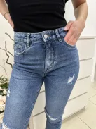 NEM RUGALMAS anyagú, szaggatott, normál derekú, zsebes, mom fit fazonú farmernadrág. VIGYÁZZ KIS MÉRETEZÉS! A Modell L méretet visel. (Egy vagy két mérettel nagyobbat ajánlunk!)